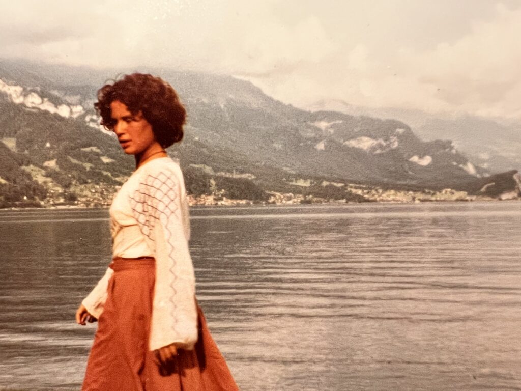 Ich mit 13 Jahren an einem See in der Schweiz mit Bergen im Hintergrund.