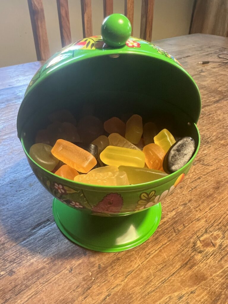 Eine grüne Sugar Box mit Weingummis gefüllt.
