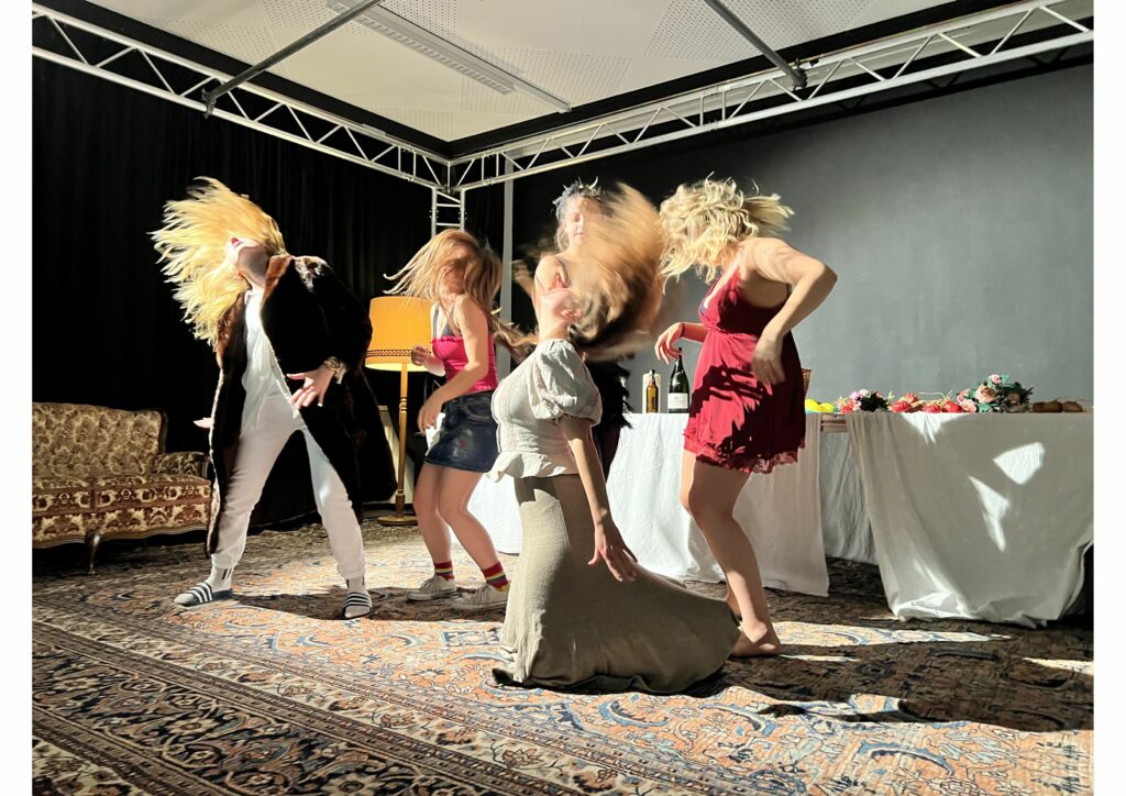 5 Schauspielschülerinnen tanzen mit fliegenden Haaren.