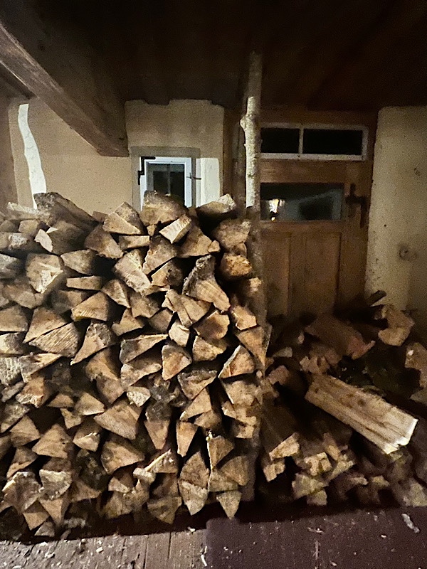 großer gestapelter Holzvorrat im Flur eines Hauses.
