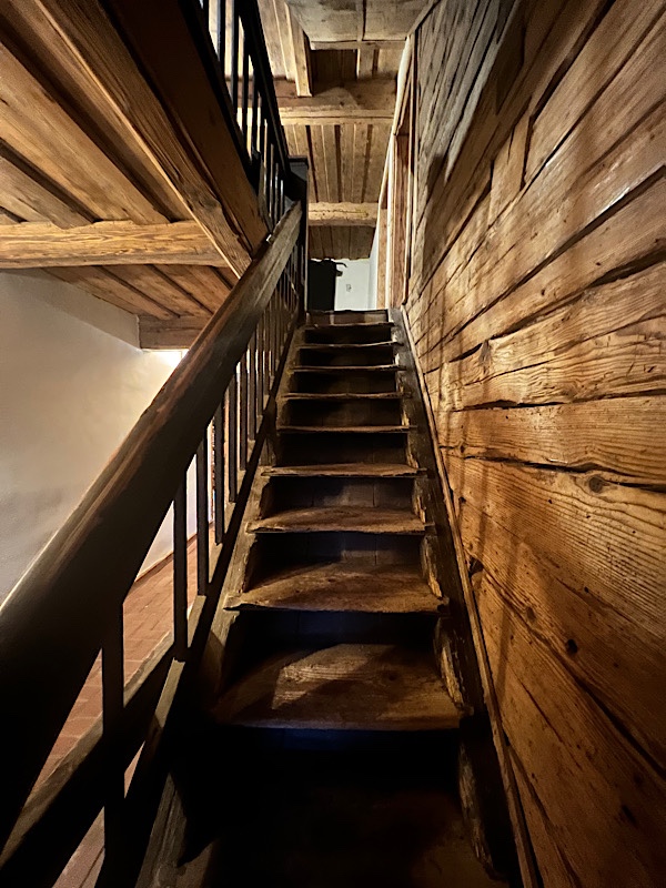 Der Ttreppenaufgang in einem alten Holzhaus: schmal, eng, niedrig.