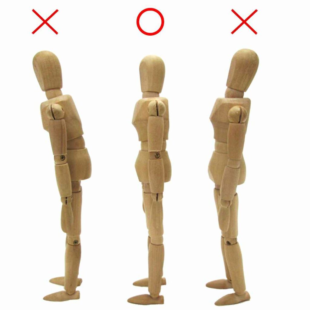 Drei Gliederpuppen aus Holz, die zwei falsche Haltungen für eine präsente Körpersprache zeigen und - in der Mitte - die richtige Haltung.