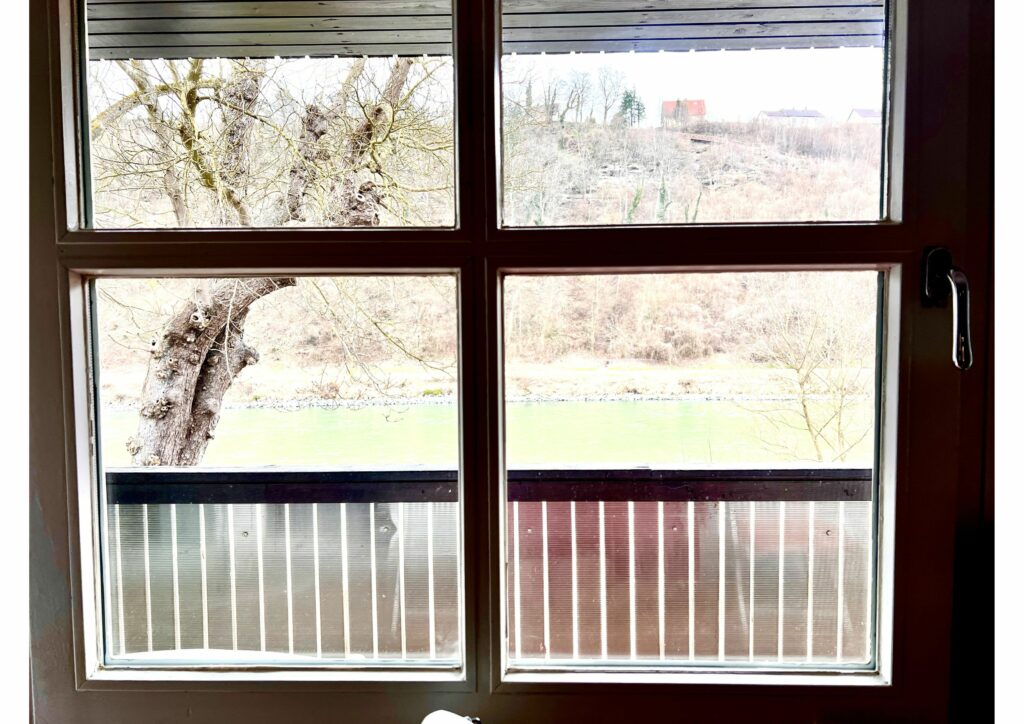 Ein Fenster mit Blick auf einen Fluss